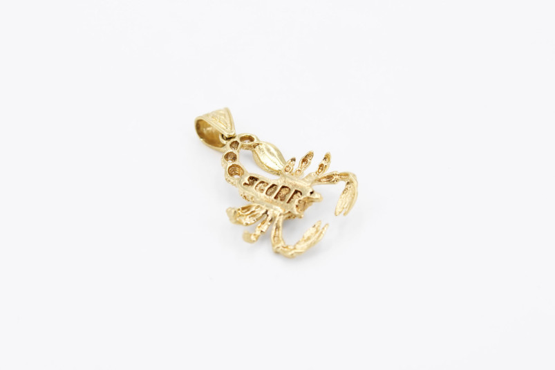 Colgante de oro de 18k. de segunda mano. Joyería de ocasión | ROYALHYSTERIA