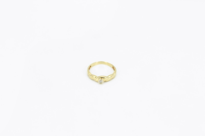 Solitario de oro de 18k con diamantes. de segunda mano. Joyería de ocasión | ROYALHYSTERIA