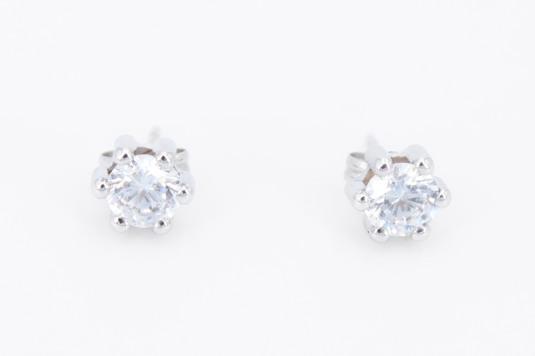 Pendiente de oro blanco de 18k. de segunda mano. Joyería de ocasión | ROYALHYSTERIA