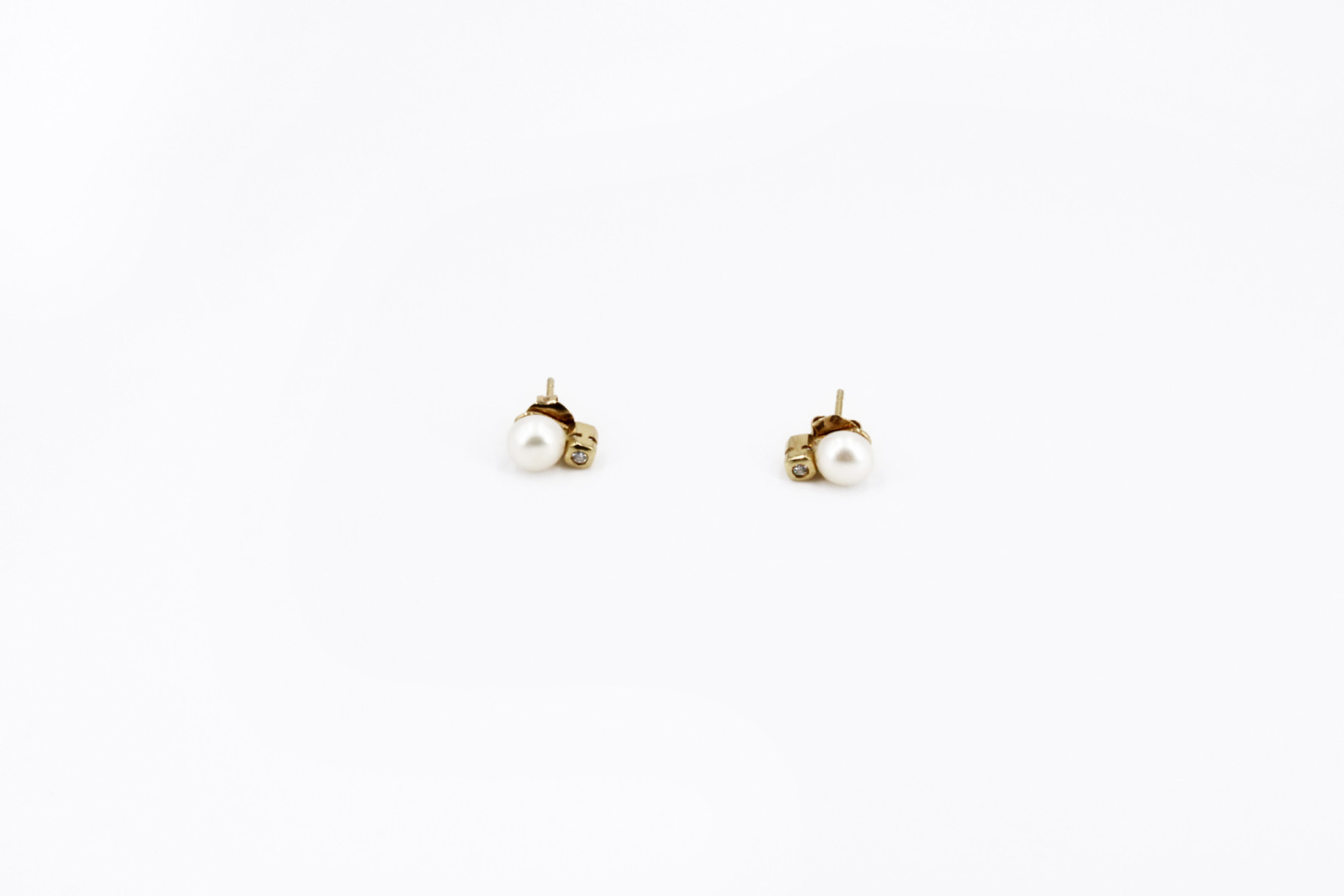 Pendiente de oro de 18k. de segunda mano. Joyería de ocasión | ROYALHYSTERIA