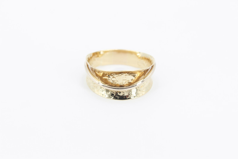 Anillo de oro combinado de 18k. de segunda mano. Joyería de ocasión | ROYALHYSTERIA