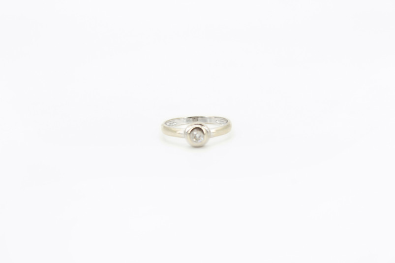 Solitario de oro blanco de 18k con diamantes. de segunda mano. Joyería de ocasión | ROYALHYSTERIA
